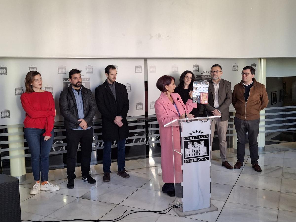 La directora del teatro, Paloma Morcillo, en la presentación de la programación navideña junto a artistas del cartel de este año.