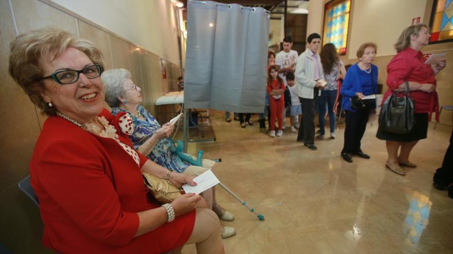 Sorpresa por las largas colas en el colegio del Palacio de San Esteban