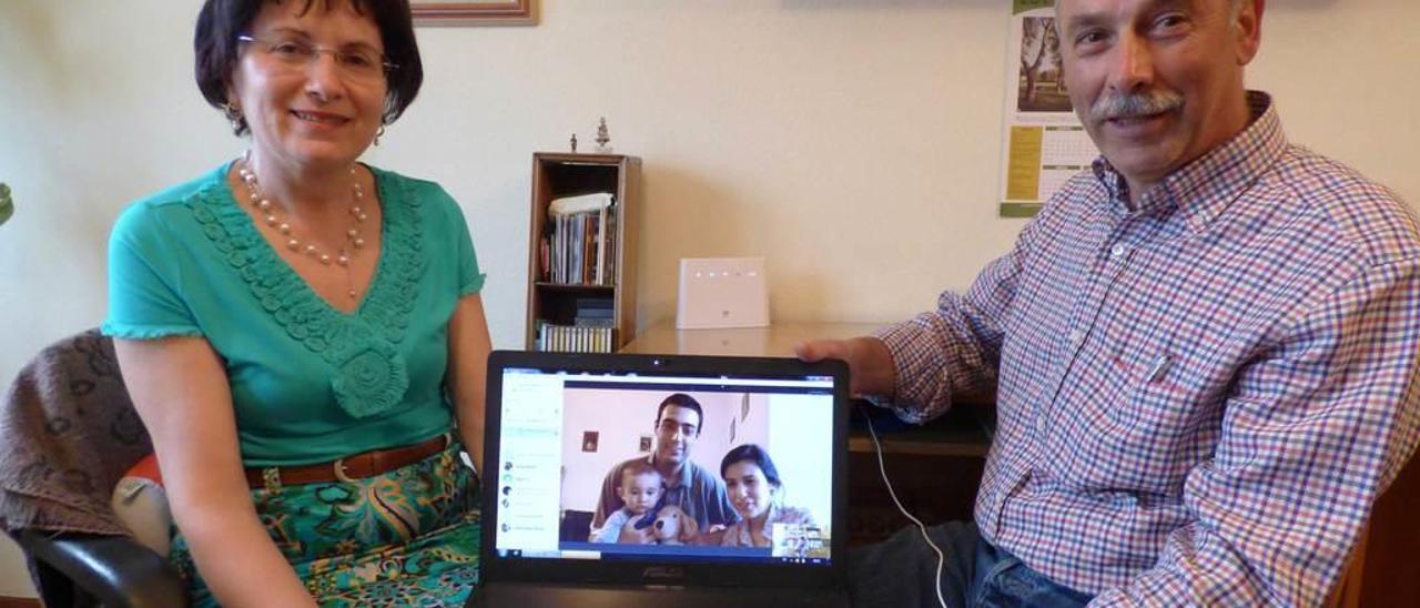 Gloria Gómez y Manuel Bueno, en videoconferencia con su hija Noelia, su yerno y su nieto.
