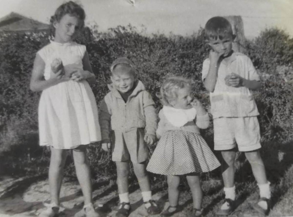 José Manuel, Maxi,meus irmáns, Susín e eu, na estrada frente ás nosas casas, merendando.