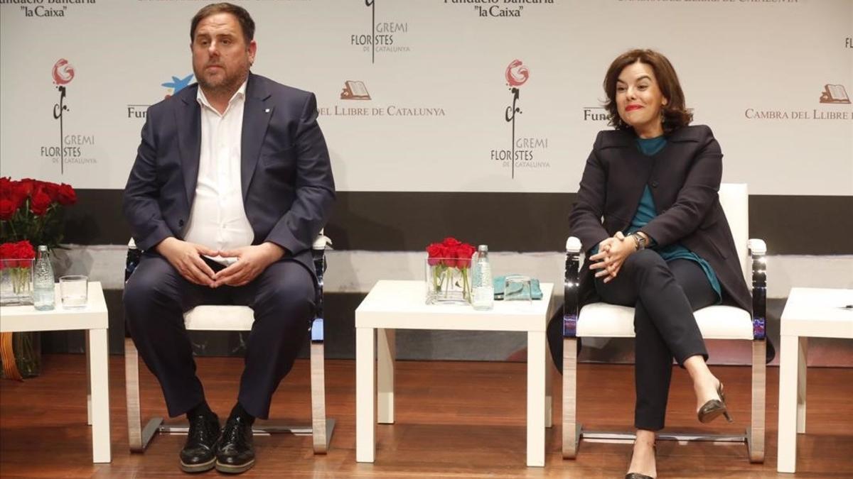 El vicepresidente del Govern, Oriol Junqueras, y su homóloga en el Ejecutivo español, Soraya Sáenz de Santamaría, en un acto en Barcelona, el pasado abril.