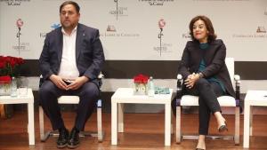 El vicepresidente del Govern, Oriol Junqueras, y su homóloga en el Ejecutivo español, Soraya Sáenz de Santamaría, en un acto en Barcelona, el pasado abril.