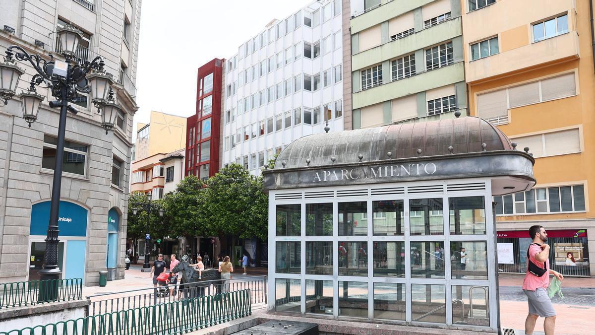Una de las entradas del parking de la plaza de La Escandalera.