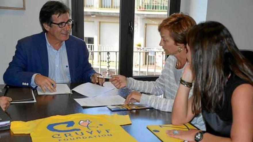 L&#039;alcalde Fonollosa signant l&#039;acord amb la fundació Gruyff amb la filla de l&#039;exjugador i tècnic i la presidenta