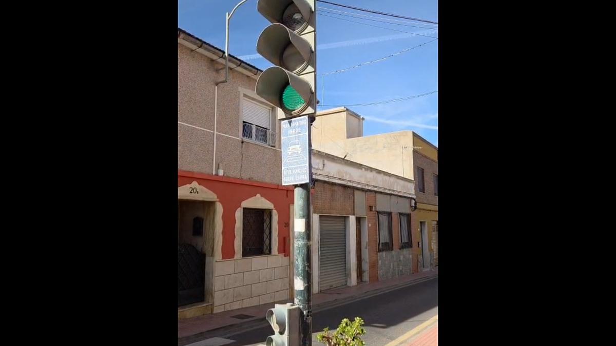Así funciona el polémico semáforo de la calle Galán y Delgado de San Miguel de Salinas