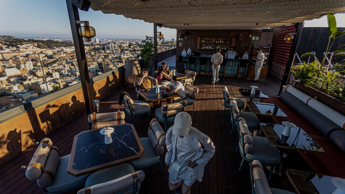 La zona de bar, con el mar en el horizonte.