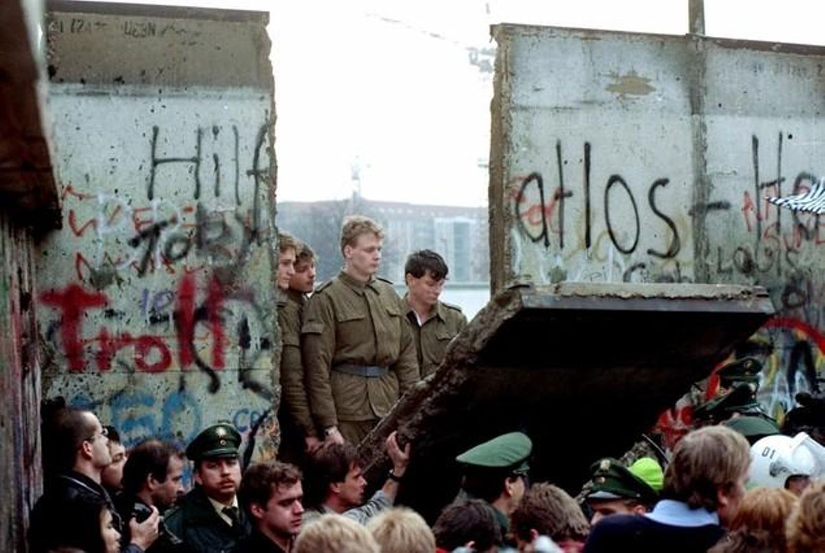 Soldats de la RDA observen l’enderroc d’una part del mur, l’11 de novembre de 1989.