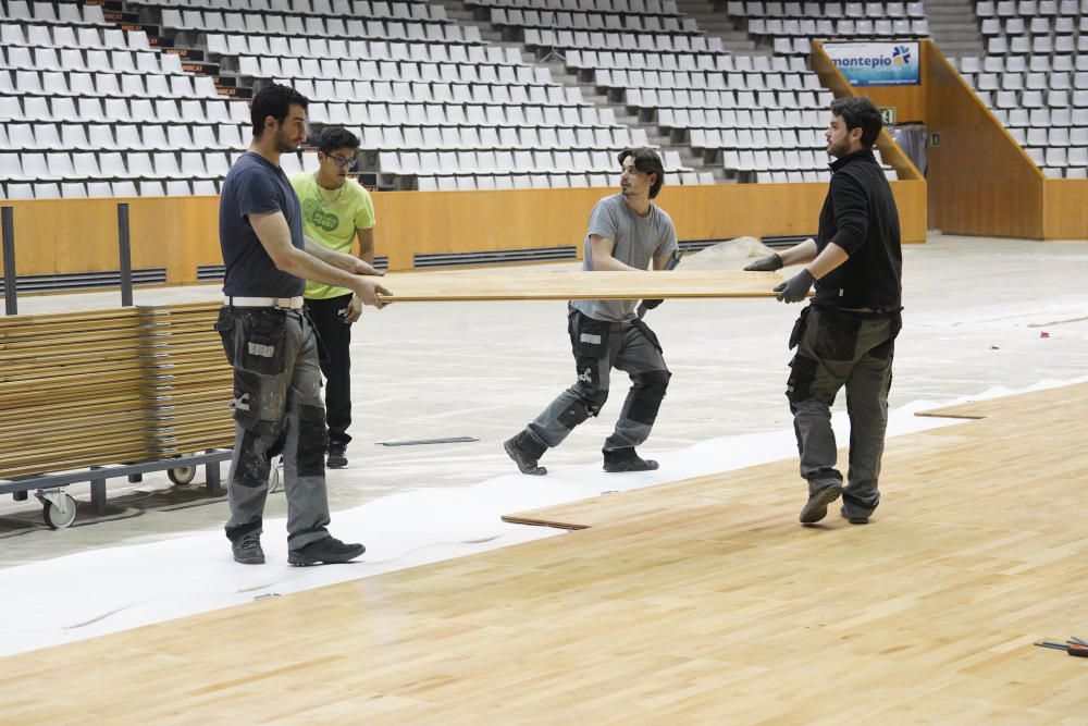 Col·locació del nou parquet del pavelló de Fontajau