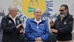 El rey emérito Juan Carlos I, tras recibir la medalla de la Federación Gallega de Vela, en Sanxenxo.