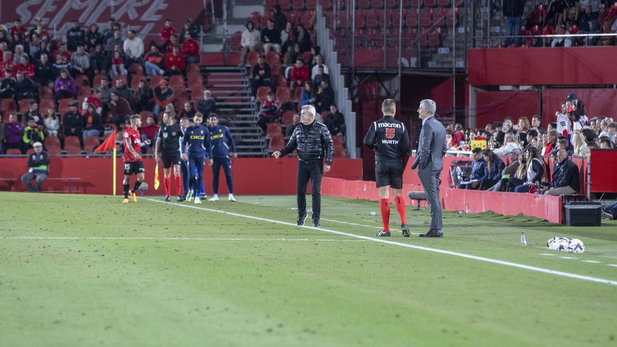 Aguirre da instrucciones a sus jugadores desde la banda.