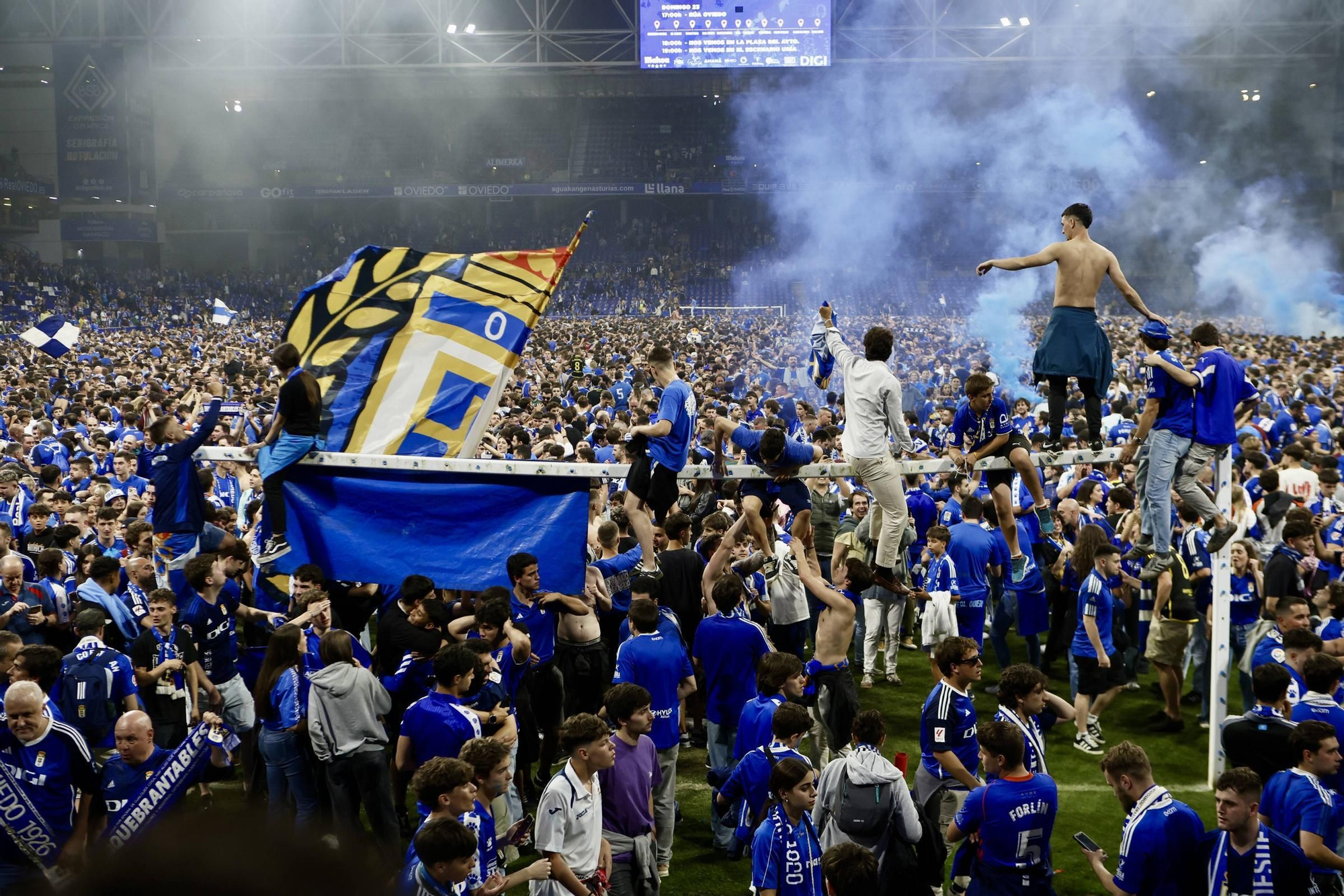 EN IMÁGENES: Así se vivió en el Carlos Tartiere la noche del ascenso del Oviedo a Primera División 24 años después