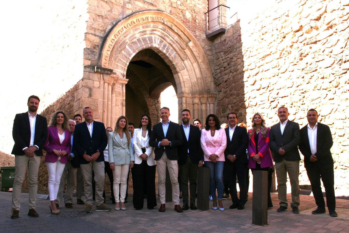 Fulgencio Gil, centro, con integrantes de su candidatura a las elecciones municipales ante el Porche de San Antonio.