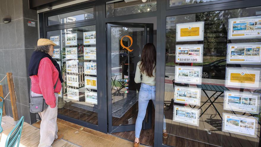 Una agencia inmobiliaria en la playa de San Juan. / Héctor Fuentes