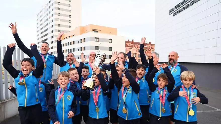 La Asturiana sub-10 de fútbol celebra que son campeones de España