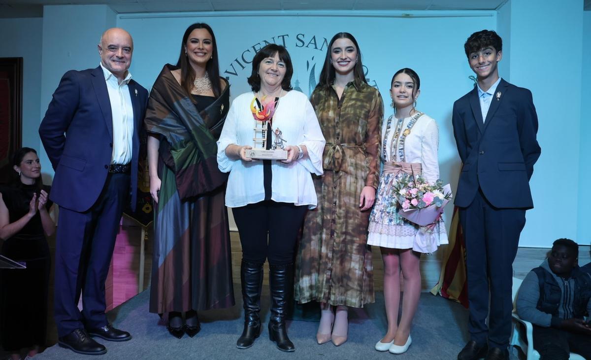 Entrega de la Flama Solidaria de la falla Vicente Sancho Tello