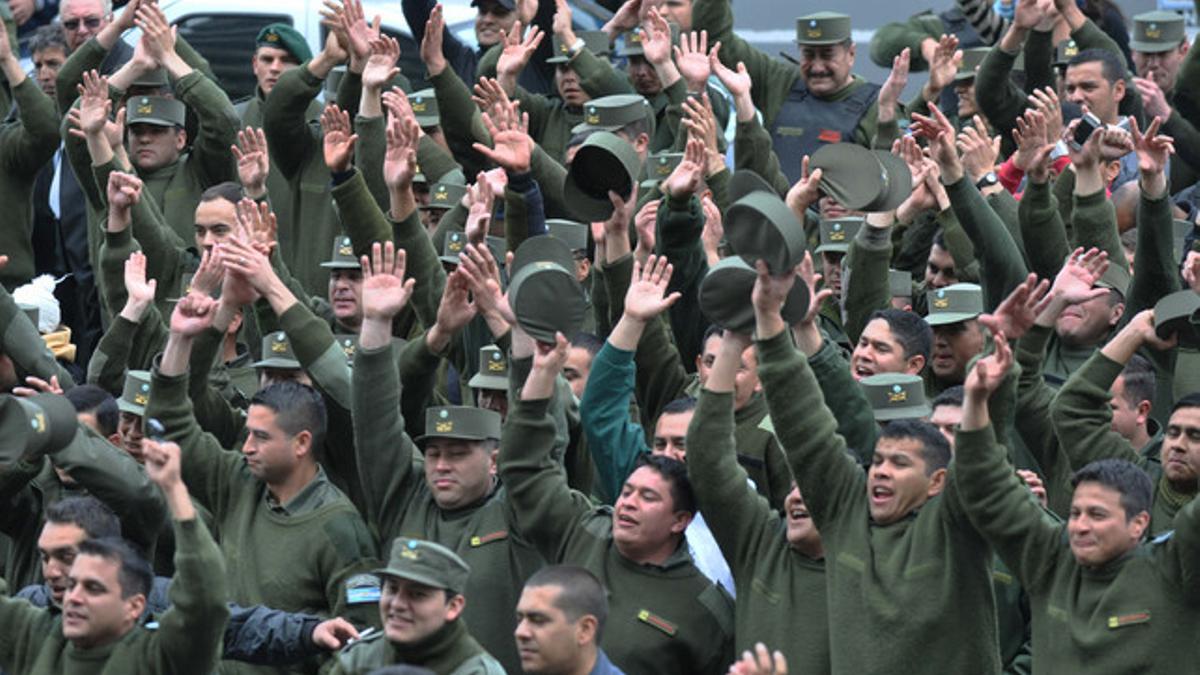 Miembros de la policía militar de Argentina, durante las protestas, el miércoles en Buenos Aires.