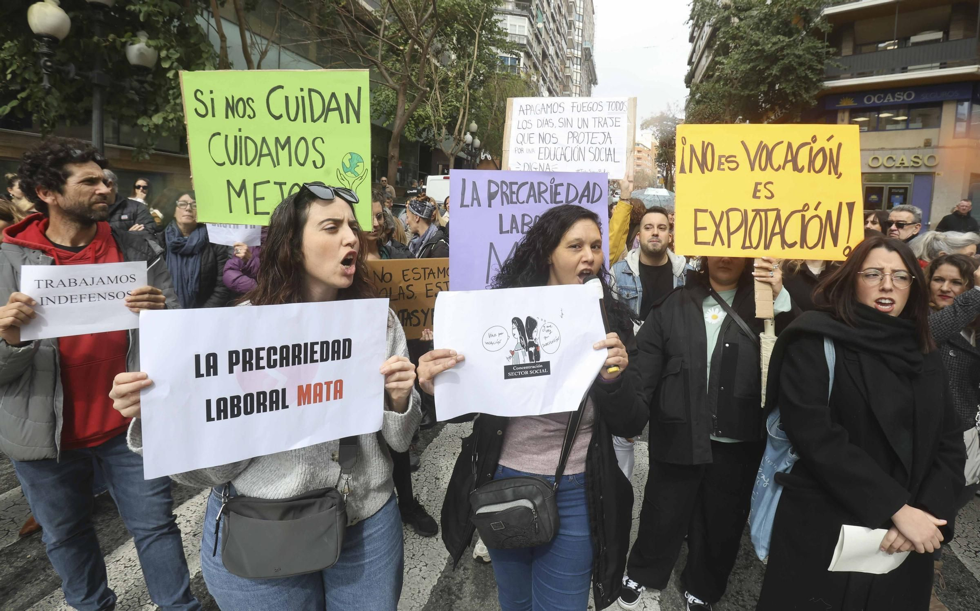 Profesionales del sector social de Alicante protestan ante la dirección territorial de Servicios Sociales en homenaje a su compañera asesinada en Badajoz