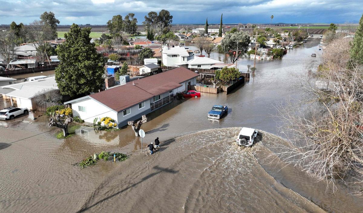 El diluvio en California causa al menos 14 muertos y obliga a evacuar a miles de personas