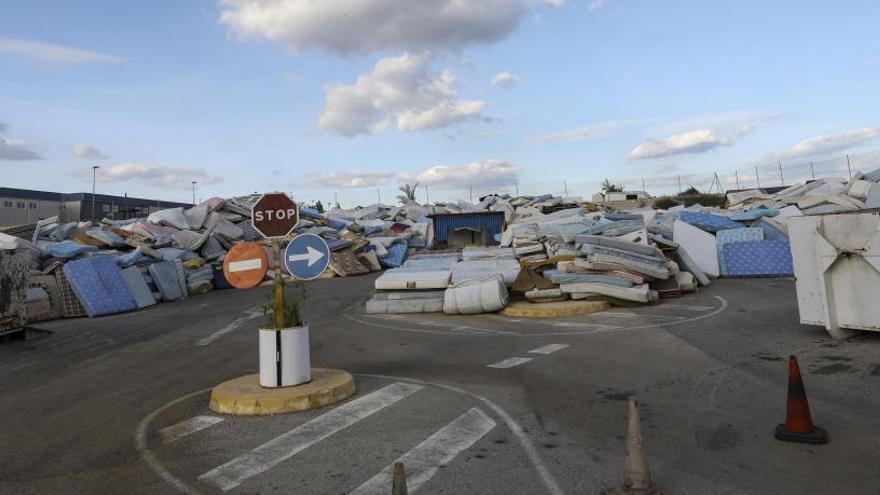 Instalaciones donde se acumulan los 13.000 colchones que Urbaser ha recogido en Santa Pola.