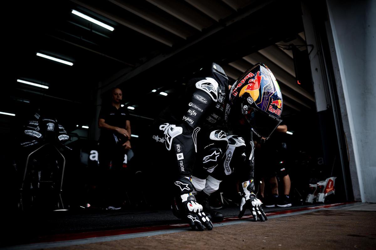 Pedro Martín (Aprilia) cumple su ritual de siempre antes de salir a pista en Austria.