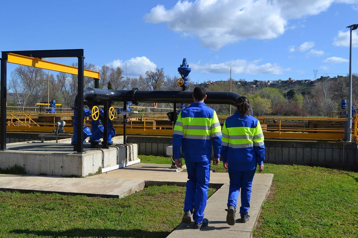 Operarios de Aqualia en unas instalaciones