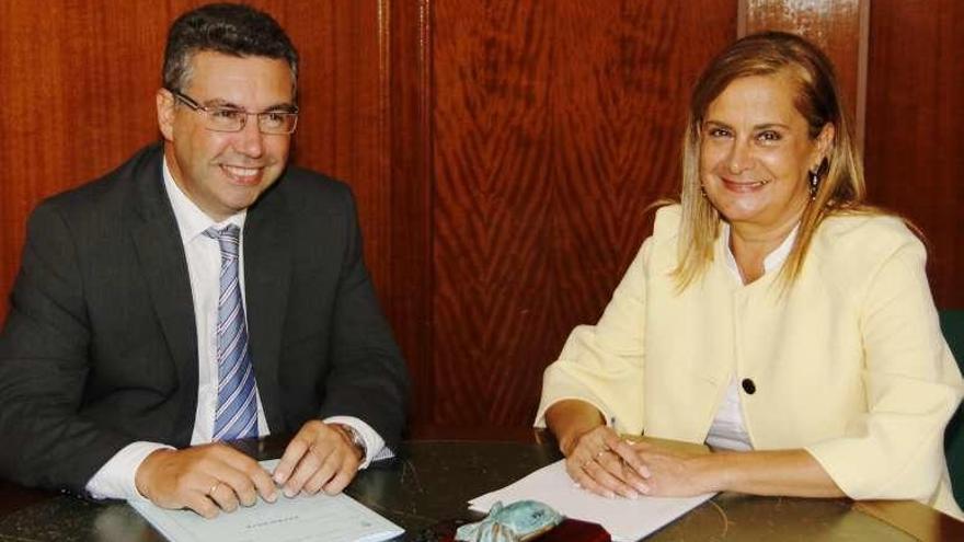 Javier Bas y Carmela Silva, ayer, durante su reunión en Redondela.