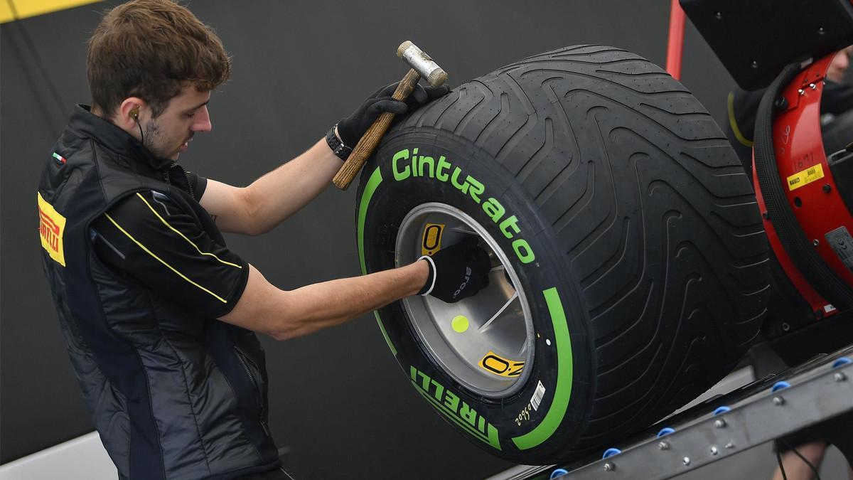 Un mecánico de Pirelli revisa una rueda