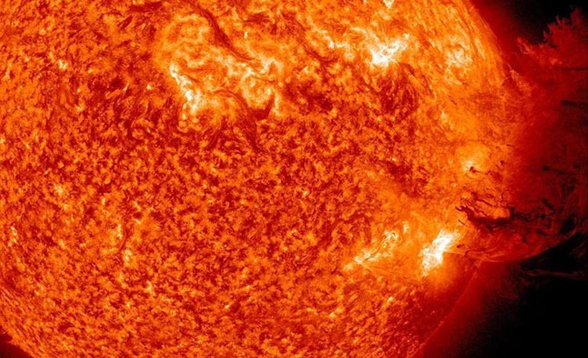 Aquest dimarts la NASA ha observat un gran nombre d’erupcions solars, que són moviments violents de plasma sobre la superfície del Sol. Com a conseqüència d’aquestes erupcions, una gran capa de pols ha recobert gairebé la meitat de l’astre. Els científics indiquen que els efectes sobre la Terra seran mínims.
