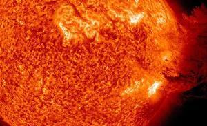 Aquest dimarts la NASA ha observat un gran nombre d’erupcions solars, que són moviments violents de plasma sobre la superfície del Sol. Com a conseqüència d’aquestes erupcions, una gran capa de pols ha recobert gairebé la meitat de l’astre. Els científics indiquen que els efectes sobre la Terra seran mínims.