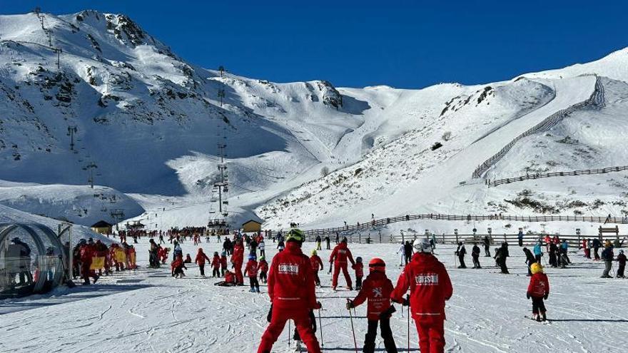 Casi 15.000 personas acuden el fin de semana a las estaciones de esquí asturianas