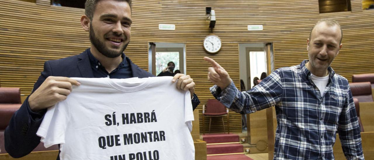 El ex de Ciudadanos Alexis Marí señala al portavoz de Compromís, Fran Ferri, con una camiseta reivindicativa.