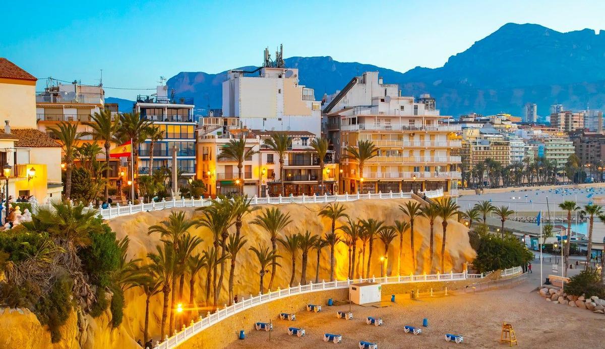 Horizonte nocturno de la ciudad de Benidorm