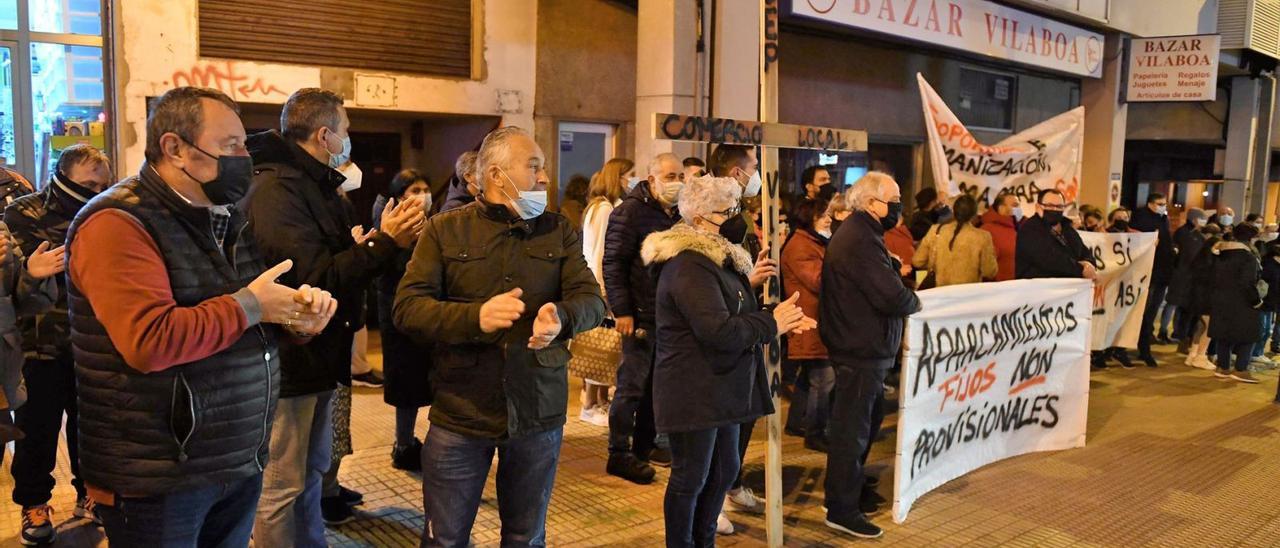 Comerciantes y vecinos de Vilaboa, ayer en la concentración de protesta por cómo se programa la obra de humanización. |   // VÍCTOR ECHAVE