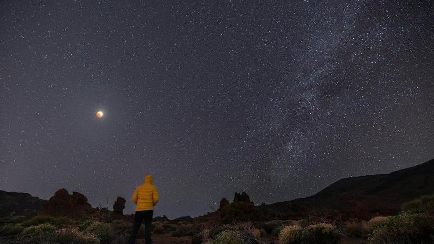 Photographer Captures Stunning Lunar Eclipse Over Canary Islands’ Protected Night Skies