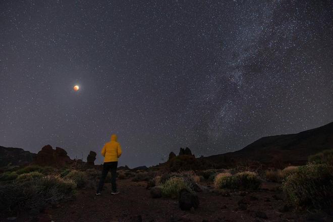 El eclipse lunar de anoche visto desde Las Cañadas del Teide