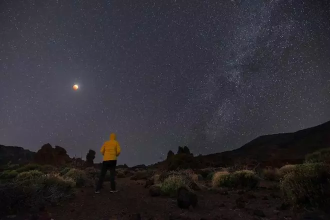 El eclipse lunar de anoche visto desde Las Cañadas del Teide