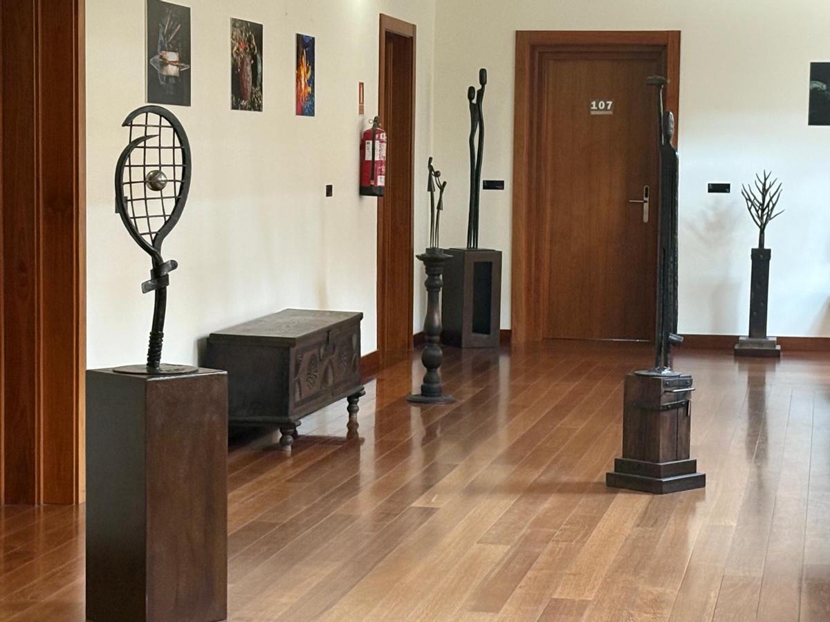 Esculturas de la exposición de César Castaño en el Palacio de Merás.