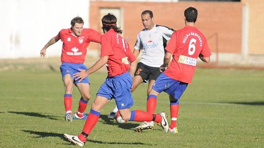 Un jugador del Ciudad Rodrigo, rodeado de tres futbolistas del Club Deportivo Benavente, durante el duelo de ayer.
