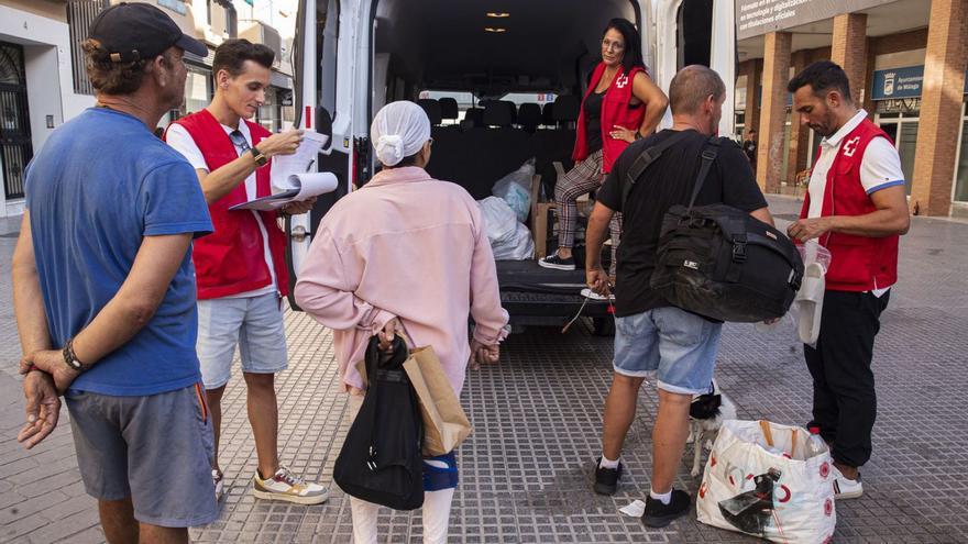 Trabajadores de Cruz Roja atendiendo a personas sin hogar en Málaga. | JORGE ZAPATA / EFE