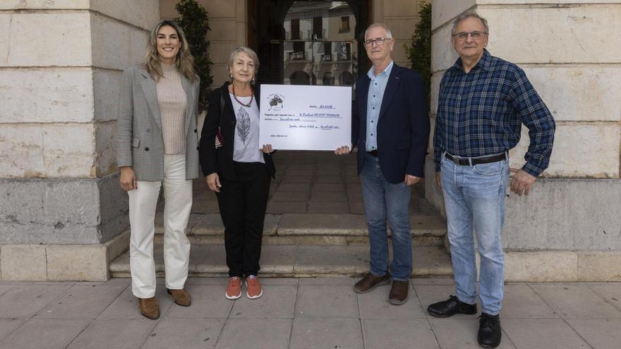 Imagen del acto de la entrega del talón solidario