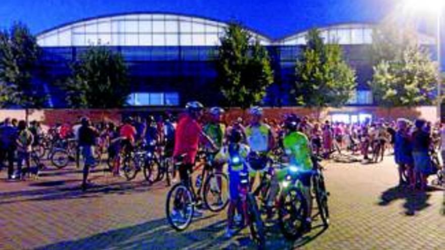 Una marcha cicloturista nocturna cierra La Vuelta