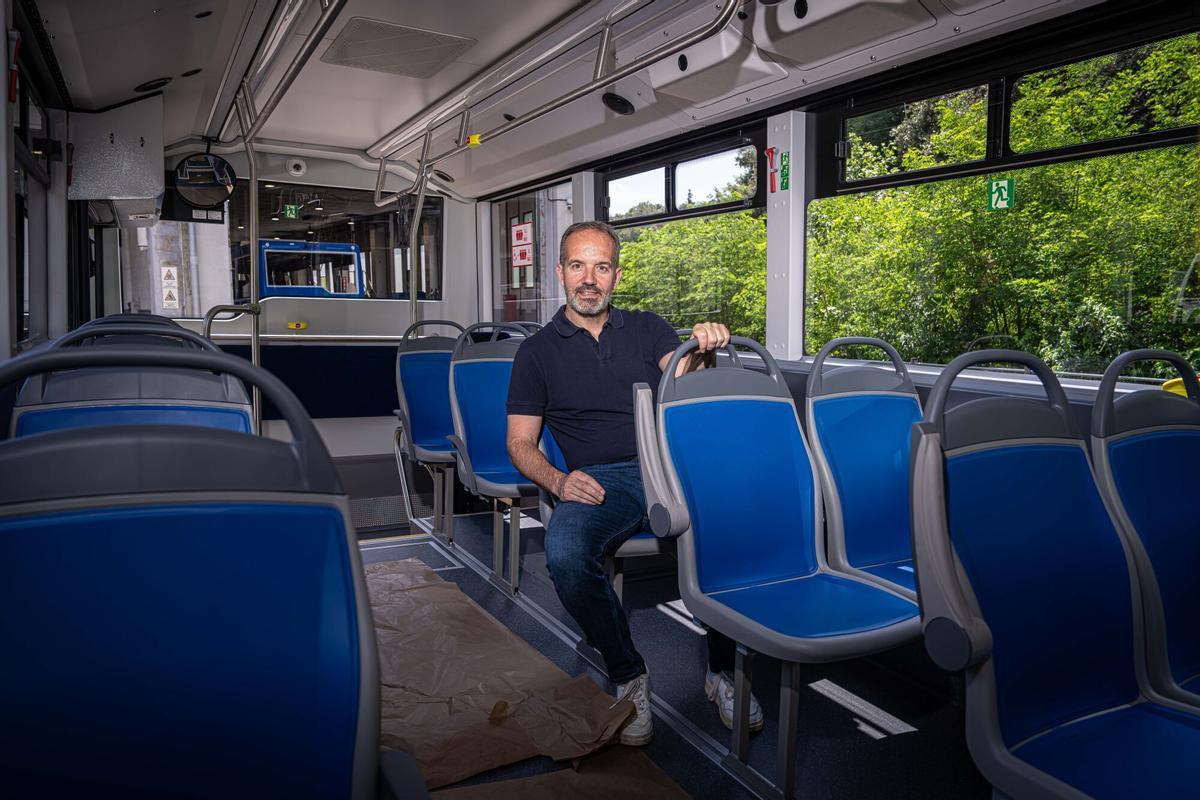 La fabricación de autobuses, autocares y microbuses en Arbúcies, en La Selva, se basa en un intrincado proceso artesanal, donde la precisión de soldadores y planchistas da forma a vehículos personalizados.