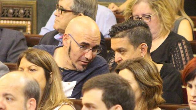 Los senadores de Compromís Jordi Navarrete y Carles Mulet en el centro de la imagen