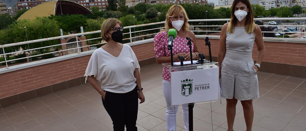 La concejala Juana Ochoa informando sobre la vuelta de las actividades para los mayores de Petrer.