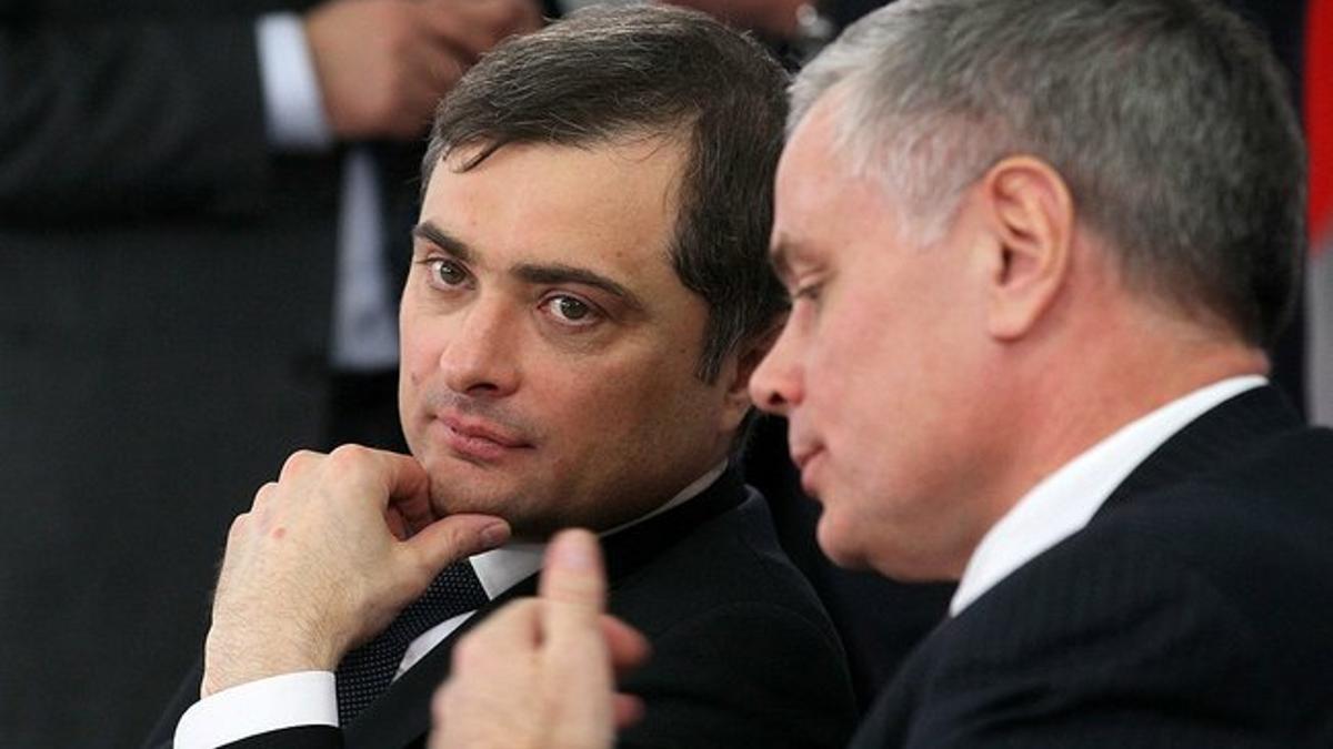 Vladislav Surkov, junto al empresario ruso Aleksándr Abramov, en 2012