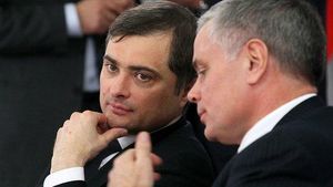 Vladislav Surkov, junto a Aleksándr Abramov, en 2012