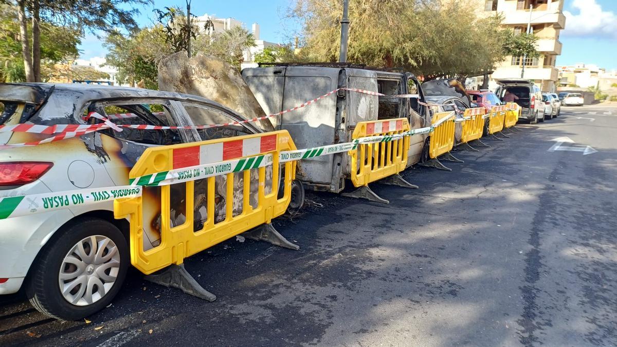 Incendio coches en Adeje, cerca de una parada de guaguas