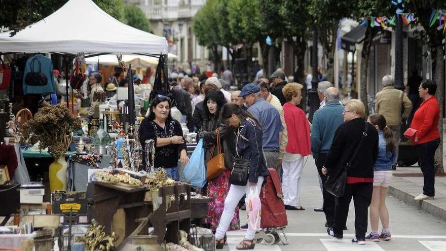 Afluencia de gente, ayer, durante el mercado vintage. // Bernabé/Javier Lalín