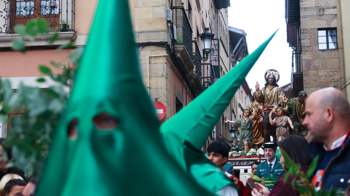 La cofradía de Nuestro Padre Jesús de la Esperanza de Avilés estrena imagen y llena de fieles las calles en la procesión de La Borriquilla