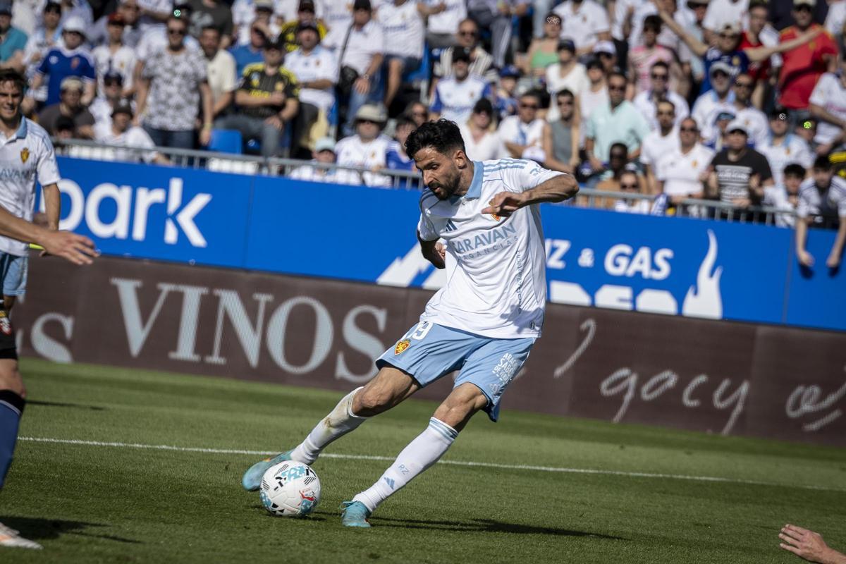 Kodro, ejecutando un disparo en un duelo en el Ibercaja Estadio